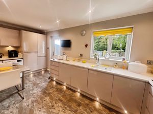 Kitchen Diner- click for photo gallery